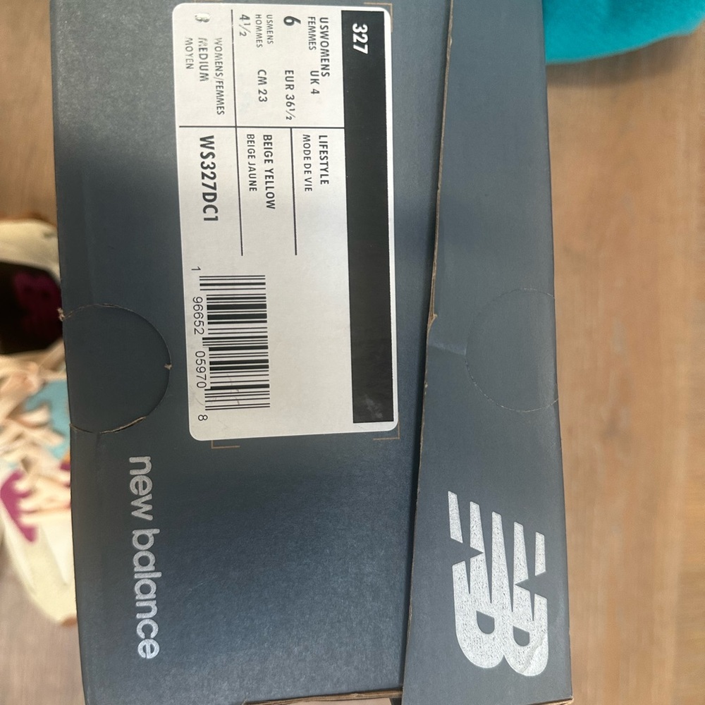 Women’s new balance 327  & calia colab. Size 6 - Picture 4 of 4